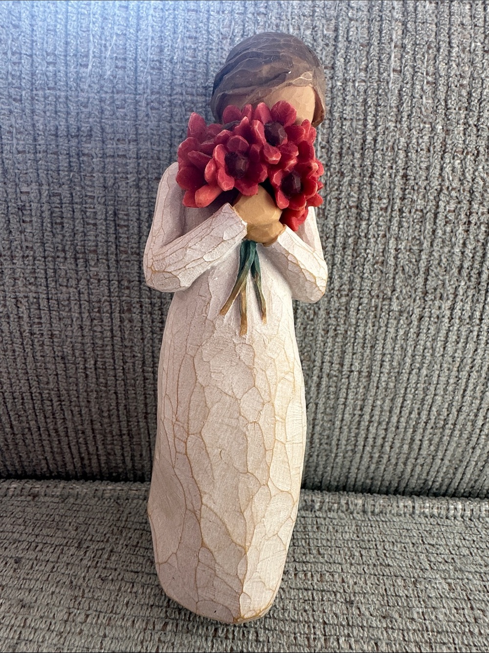 Willow Tree Surrounded by Love 2009 Susan Lordi Figurine w/ Red Flower Bouquet